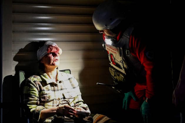 Russia targets Ukrainian capital Kyiv with ballistic missiles - 24 May 2026 Red Cross medics provide first aid to victims of a Russian missile attack. A large ballistic missile attack pounded Kyiv early on May 24, authorities said, wounding at least five people after Moscow threatened retaliation for strikes in Russian-occupied eastern Ukraine. Kyiv Ukraine Copyright: xAleksandrxGusevx xSOPAxImagesx Oleksandr_Gusev_balistic_Kyiv_20260524(16)