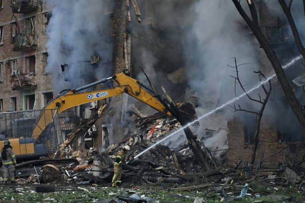 Russia targets Ukrainian capital Kyiv with ballistic missiles - 24 May 2026 Firefighters work at the scene of a fire in a destroyed apartment building as a result of a Russian missile attack. A large ballistic missile attack pounded Kyiv early on May 24, authorities said, wounding at least five people after Moscow threatened retaliation for strikes in Russian-occupied eastern Ukraine. Kyiv Ukraine Copyright: xAleksandrxGusevx xSOPAxImagesx Oleksandr_Gusev_balistic_Kyiv_20260524(13)