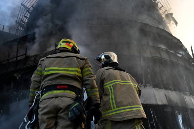 Russia targets Ukrainian capital Kyiv with ballistic missiles - 24 May 2026 Ukrainian firefighters try to stop fire in a heavily damaged building following Russian strikes in Kyiv. A large ballistic missile attack pounded Kyiv early on May 24, authorities said, wounding at least five people after Moscow threatened retaliation for strikes in Russian-occupied eastern Ukraine. Kyiv Ukraine Copyright: xAleksandrxGusevx xSOPAxImagesx Oleksandr_Gusev_balistic_Kyiv_20260524(7)