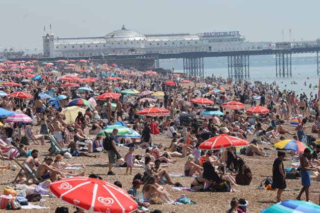 . 24 05 2026. Brighton , United Kingdom. Visitors enjoy the hot weather in Brighton as the UK heatwave continues.  xStephenxLockx xi-Imagesx IIM-26788-0028
