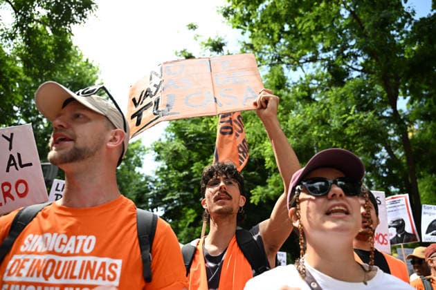May 24, 2026, Madrid, Madrid, Spain: Thousands of demonstrators march through central Madrid to demand affordable housing and protest against rising rental prices, as the Spanish capital joins nationwide mobilizations calling for stronger housing protections and access to decent homes. Madrid Spain - ZUMAd308 20260524_zsp_d308_008 Copyright: xJuanxCarlosxLucasx