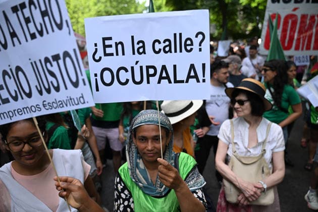 May 24, 2026, Madrid, Madrid, Spain: Thousands of demonstrators march through central Madrid to demand affordable housing and protest against rising rental prices, as the Spanish capital joins nationwide mobilizations calling for stronger housing protections and access to decent homes. Madrid Spain - ZUMAd308 20260524_zsp_d308_013 Copyright: xJuanxCarlosxLucasx
