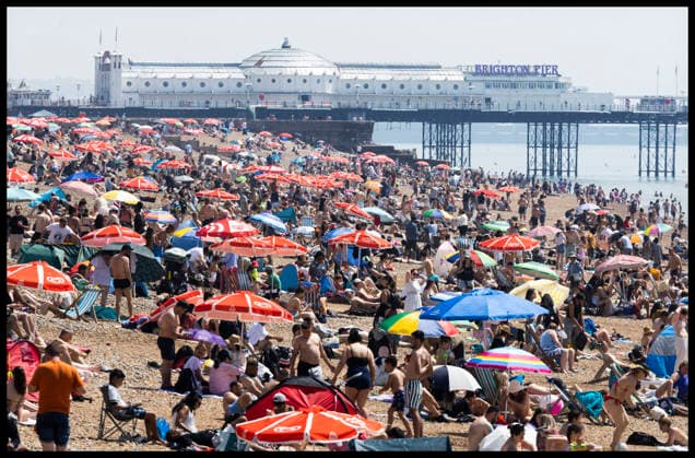 News Bilder des Tages . 24 05 2026. Brighton , United Kingdom. A packed Brighton beach as the UK heatwave continues.  xStephenxLockx xi-Imagesx IIM-26788-0046