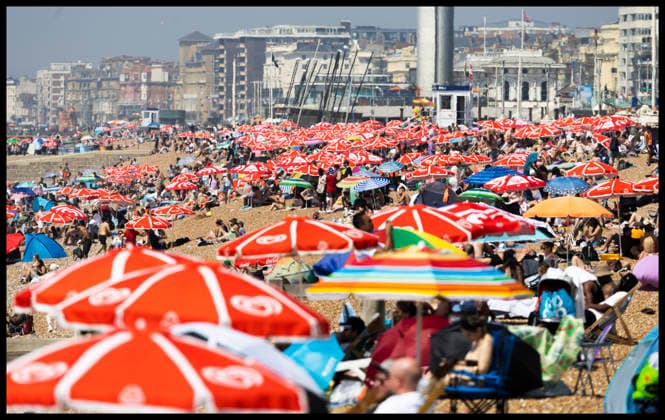 . 24 05 2026. Brighton , United Kingdom. A packed Brighton beach as the UK heatwave continues.  xStephenxLockx xi-Imagesx IIM-26788-0052