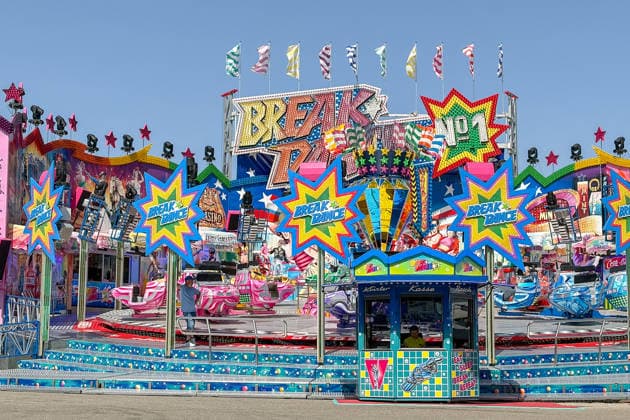 Freiburg im Breisgau GER, Volksfest, Freiburg im Breisgau, 24.05.2026 Das Fahrgeschäft Break Dance auf einem Jahrmarkt, mit bunten Lichtern, Dekorationen und einem Kassenhäuschen unter blauem Himmel. *** Freiburg im Breisgau GER, Volksfest, Freiburg im Breisgau, 24 05 2026 The Break Dance ride at a funfair, with colorful lights, decorations and a ticket booth under a blue sky Copyright: xEibner-Pressefoto ThomasxHessx