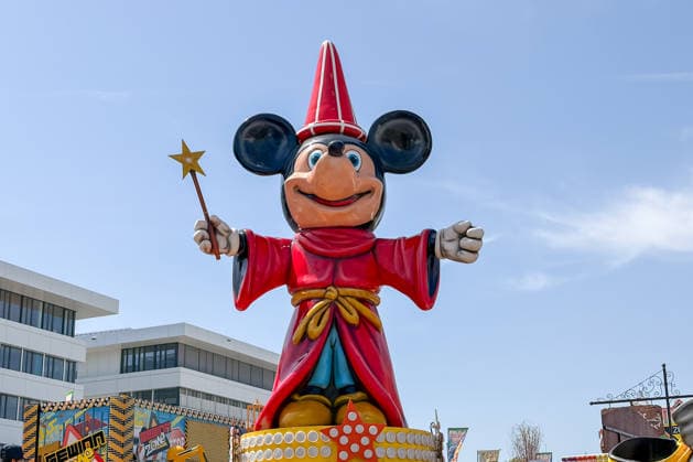 News Bilder des Tages Freiburg im Breisgau GER, Volksfest, Freiburg im Breisgau, 24.05.2026 Eine große Statue von Micky Maus als Zauberlehrling in rotem Gewand und spitzem Hut, die einen goldenen Sternenzauberstab hält, steht auf einem Kirmesgelände vor modernen Gebäuden unter blauem Himmel. *** Freiburg im Breisgau GER, Volksfest, Freiburg im Breisgau, 24 05 2026 A large statue of Mickey Mouse as a sorcerers apprentice in a red robe and pointed hat, holding a golden star wand, stands on a fairground in front of modern buildings under a blue sky Copyright: xEibner-Pressefoto ThomasxHessx