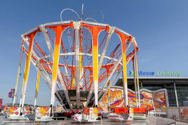 Freiburg im Breisgau GER, Volksfest Messe Freiburg, Freiburg im Breisgau, 24.05.2026 Ein buntes Fahrgeschäft vom Typ Swing Up steht auf dem Gelände der Messe Freiburg unter einem strahlend blauen Himmel. *** Freiburg im Breisgau GER, Volksfest Messe Freiburg, Freiburg im Breisgau, 24 05 2026 A colorful Swing Up ride stands on the grounds of Messe Freiburg under a bright blue sky Copyright: xEibner-Pressefoto ThomasxHessx