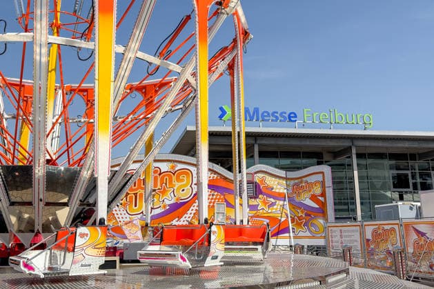 Freiburg im Breisgau GER, Volksfest Freiburg, Freiburg im Breisgau, 24.05.2026 Ein Fahrgeschäft namens Swing Up steht auf einem Festgelände vor dem Gebäude der Messe Freiburg. *** Freiburg im Breisgau GER, Volksfest Freiburg, Freiburg im Breisgau, 24 05 2026 A ride called Swing Up is located on a fairground in front of the Messe Freiburg building Copyright: xEibner-Pressefoto ThomasxHessx