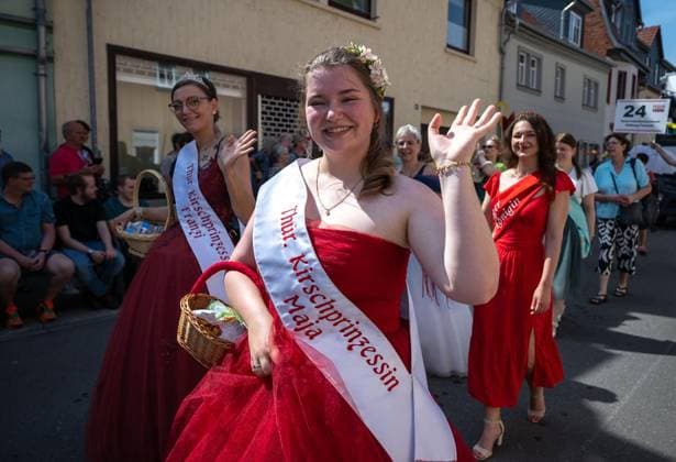 1150 JAHRE SÖMMERDA - GROSSER FESTUMZUG ** NUR FÜR REDAKTIONELLE ZWECKE ** EDITORIAL USE ONLY **<p>24 05 2026-Sömmerda: 1150 Jahre Sömmerda - Großer Festumzug zum 1150-jährigen Stadtjubiläum unter dem Motto Gestern.Heute.Miteinander mit Vereinen, Schulen, Ortsteilen, Musikgruppen, Unternehmen und zahlreichen historischen sowie modernen Bildern durch die Innenstadt von Sömmerda. Der rund zwei Kilometer lange Umzug führte vom Martinipark und über die Erfurter Straße und den Anger bis zum Marktplatz. Die Festwoche zum Stadtjubiläum vom 18. bis 24. Mai 2026 bietet ausserdem Konzerte, Familien-Erlebniswelt, Mittelaltermarkt, Ausstellungen und Bühnenprogramme. im Foto: 23 Hoheiten des Freistaates Thüringen ( Deutschland Copyright: SaschaxFromm doc85zif95pofahfnydu8r ,EDITORIAL USE ONLY