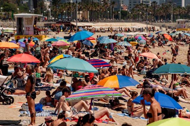 May 24, 2026, Barcelona, Spain: Beachgoers crowd and cool off at Bogatell beach in Barcelona, Spain, as hot temperatures reach the city during a busy tourist season. Barcelona Spain - ZUMAb137 20260524_fap_b137_011 Copyright: xJordixBoixareux