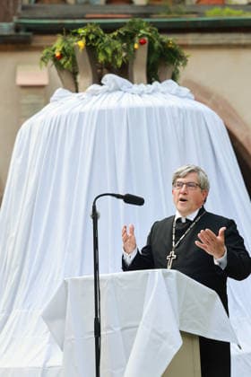 Der mitteldeutsche Landesbischof Friedrich Kramer (Foto) spricht vor der Enthuellung der Credamus-Glocke am Sonntag (24.05.2026) im Domgarten des Magdeburger Doms. Die 15 Tonnen schwere Bronzeglocke Credamus ( Lasst uns glauben ) wurde am Dienstag aus der traditionsreichen Glockengiesserei Grassmayr in Innsbruck (Oesterreich) nach Sachsen-Anhalt transportiert. Sie ist die groesste und letzte von insgesamt acht Glocken, die neu gegossen wurden. Das vollstaendige Gelaeut soll etwa 2030 2031 wieder im Dom erklingen. (Siehe epd-Meldung vom 24.05.2026) EDITORIAL USE ONLY *** The Central German Bishop Friedrich Kramer Photo speaks before the unveiling of the Credamus bell on Sunday 24 05 2026 in the cathedral garden of Magdeburg Cathedral The 15- Copyright: epd-bild ViktoriaxKuehne epd-Credamus-Glocke4-kopieren