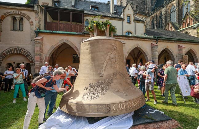 Oeffentliche Praesentation der Credamus-Glocke am Sonntag (24.05.2026) im Domgarten des Magdeburger Doms. Die 15 Tonnen schwere Bronzeglocke Credamus ( Lasst uns glauben ) wurde am Dienstag aus der traditionsreichen Glockengiesserei Grassmayr in Innsbruck (Oesterreich) nach Sachsen-Anhalt transportiert. Sie ist die groesste und letzte von insgesamt acht Glocken, die neu gegossen wurden. Das vollstaendige Gelaeut soll etwa 2030 2031 wieder im Dom erklingen. (Siehe epd-Meldung vom 24.05.2026) EDITORIAL USE ONLY *** Public presentation of the Credamus bell on Sunday 24 05 2026 in the cathedral garden of Magdeburg Cathedral The 15-ton bronze bell Credamus Let us believe was transported to Saxony-Anhalt on Tuesday from the traditional bell found Copyright: epd-bild ViktoriaxKuehne epd-Credamus-Glocke6-kopieren