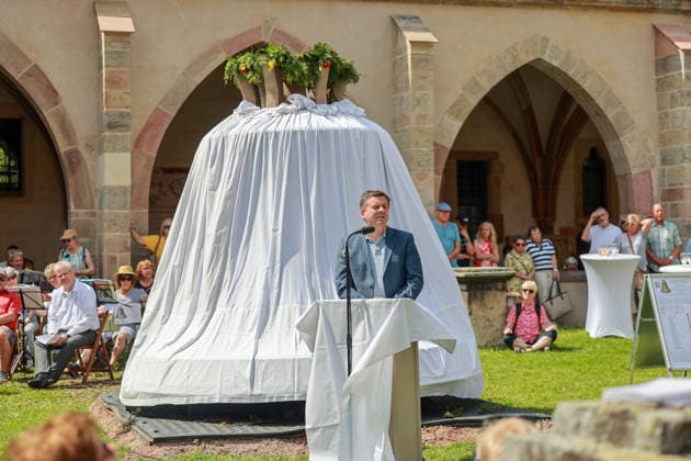 Oeffentliche Praesentation der Credamus-Glocke am Sonntag (24.05.2026) im Domgarten des Magdeburger Doms. (Foto: Sven Schulze (CDU), Ministerpraesident des Landes Sachsen-Anhalt, richtet ein Grusswort an die Gaeste) Die 15 Tonnen schwere Bronzeglocke Credamus ( Lasst uns glauben ) wurde am Dienstag aus der traditionsreichen Glockengiesserei Grassmayr in Innsbruck (Oesterreich) nach Sachsen-Anhalt transportiert. Sie ist die groesste und letzte von insgesamt acht Glocken, die neu gegossen wurden. Das vollstaendige Gelaeut soll etwa 2030 2031 wieder im Dom erklingen. (Siehe epd-Meldung vom 24.05.2026) EDITORIAL USE ONLY *** Public presentation of the Credamus bell on Sunday 24 05 2026 in the cathedral garden of Magdeburg Cathedral Photo Sven S Copyright: epd-bild ViktoriaxKuehne 220A3492