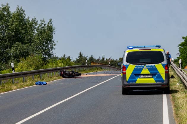 Motorrad kollidiert frontal mit PKW Fahrer schwerst verletzt Am 24.05.2026 kam es auf der L 3303 zwischen Pfungstadt und Griesheim zu einem Frontalzusammenstoß zwischen einem Motorrad und einem Skoda. Ein 41 Jahre alter Motorradfahrer wurde schwerst verletzt und mit einem Rettungshubschrauber nach Mannheim gebracht. Die 39 Jahre alte Autofahrerin erlitt einen Schock. An beiden Fahrzeugen entstand erheblicher Schaden, die Staatsanwaltschaft beauftragte einen Gutachter zur Unfallrekonstruktion. Die Polizei setzte zudem einen Hubschrauber für Luftbilder ein. Pfungstadt L 3303 Hessen Deutschland *** Motorcycle collides head-on with car Driver seriously injured On 24 May 2026, there was a head-on collision between a motorcycle and a Skoda