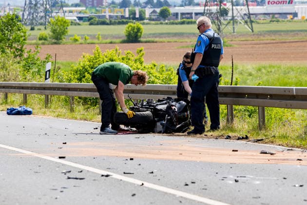 Motorrad kollidiert frontal mit PKW Fahrer schwerst verletzt Am 24.05.2026 kam es auf der L 3303 zwischen Pfungstadt und Griesheim zu einem Frontalzusammenstoß zwischen einem Motorrad und einem Skoda. Ein 41 Jahre alter Motorradfahrer wurde schwerst verletzt und mit einem Rettungshubschrauber nach Mannheim gebracht. Die 39 Jahre alte Autofahrerin erlitt einen Schock. An beiden Fahrzeugen entstand erheblicher Schaden, die Staatsanwaltschaft beauftragte einen Gutachter zur Unfallrekonstruktion. Die Polizei setzte zudem einen Hubschrauber für Luftbilder ein. Pfungstadt L 3303 Hessen Deutschland *** Motorcycle collides head-on with car Driver seriously injured On 24 May 2026, there was a head-on collision between a motorcycle and a Skoda
