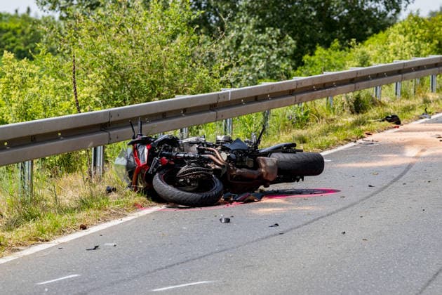 Motorrad kollidiert frontal mit PKW Fahrer schwerst verletzt Am 24.05.2026 kam es auf der L 3303 zwischen Pfungstadt und Griesheim zu einem Frontalzusammenstoß zwischen einem Motorrad und einem Skoda. Ein 41 Jahre alter Motorradfahrer wurde schwerst verletzt und mit einem Rettungshubschrauber nach Mannheim gebracht. Die 39 Jahre alte Autofahrerin erlitt einen Schock. An beiden Fahrzeugen entstand erheblicher Schaden, die Staatsanwaltschaft beauftragte einen Gutachter zur Unfallrekonstruktion. Die Polizei setzte zudem einen Hubschrauber für Luftbilder ein. Pfungstadt L 3303 Hessen Deutschland *** Motorcycle collides head-on with car Driver seriously injured On 24 May 2026, there was a head-on collision between a motorcycle and a Skoda