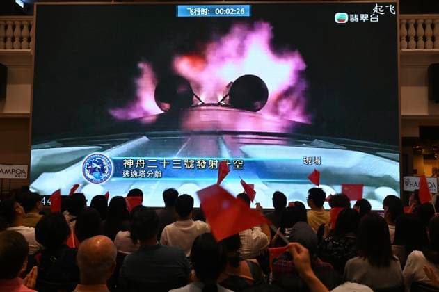 RECORD DATE NOT STATED HONG KONG-DAILY SHENZHOU-23 People watching a screen of Live News broadcast of Shenzhou-23 crewed spacecraft launch in Hong Kong, May 24, 2026. NEXPHER Kobe Li Hong