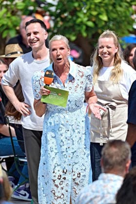 ZDF - Fernsehgarten. Moderatorin Andrea Kiwi Kiewel , Comedian Özcan Cosar und Fernsehköchin Zora Klipp während der ZDF - Unterhaltungsshow Fernsehgarten am 24.05.2026 in Mainz. 20260524MWI124121 *** ZDF Fernsehgarten presenter Andrea Kiwi Kiewel , comedian Özcan Cosar and TV chef Zora Klipp during the ZDF entertainment show Fernsehgarten on 24 05 2026 in Mainz 20260524MWI124121
