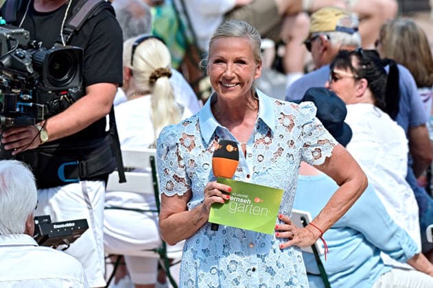 ZDF - Fernsehgarten. Moderatorin Andrea Kiwi Kiewel während der ZDF - Unterhaltungsshow Fernsehgarten am 24.05.2026 in Mainz. 20260524MWI124077 *** ZDF Fernsehgarten presenter Andrea Kiwi Kiewel during the ZDF entertainment show Fernsehgarten on 24 05 2026 in Mainz 20260524MWI124077