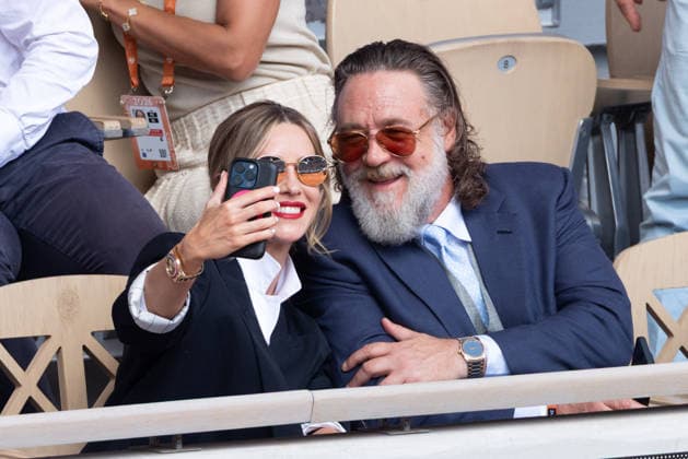 RG26 - French Open - Russell Crowe and Britney Theriot Day 1 NB Russell Crowe and Britney Theriot in stands day 1 during the 2026 French Open at Roland Garros on May 24, 2026 in Paris, France. Photo by Nasser Berzane ABACAPRESS.COM  Copyright: xBerzanexNasser ABACAx