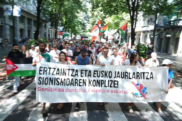 Demonstration of the flotilla platform in protest against the actions of the Ertzaintza Dozens of people during a mobilization to protest against the actions of the Ertzaintza, in Plaza Moyua, on May 24, 2026, in Bilbao, Biscay, Basque Country Spain Altercations between the Ertzaintza and members and supporters of the flotilla upon their arrival at Bilbao airport yesterday May 23 ended with four people arrested 24 MAY 2026 MANIFESTATION H Bilbao, Vizcaya, Basque Country Bilbao, Vizcaya, Basque Country Spain  Copyright: xH.Bilbaox 7547468