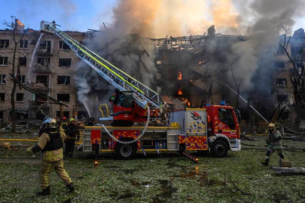 One Of The Largest Combined Missile And Drone Attacks On The Ukrainian Capital Overnight Rescuers work at the sites of missile strikes in Kyiv, Ukraine, on May 24, 2026, following one of the largest combined missile and drone operations on the Ukrainian capital overnight. Kyiv is the main target of the operation. A total of 604 aerial targets are intercepted, including 55 missiles and 549 drones. At least two people are killed and 77 injured, including children. Kyiv Ukraine  Copyright: xMaxymxMarusenkox originalFilename: musiienko-notitle260524_npPSz.jpg
