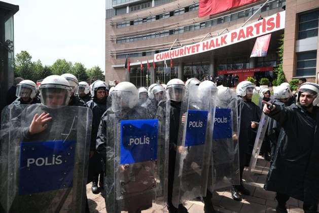 News Bilder des Tages Turkish riot police storm the headquarters of the main opposition Republican People™s Party (CHP) in Ankara, Türkiye, on May 24, 2025, firing tear gas and rubber bullets at party supporters and officials gathered outside the gates. Huge clouds of tear gas filled the premises as security forces moved in, bringing a violent end to an hours-long standoff between CHP members and the party™s newly court-appointed leadership. Tensions escalated after an appeals court on Thursday annulled the election of Özgür Özel as CHP chairperson, a position he had held since November 2023. ( Copyright: DepoxPhotos 19108041