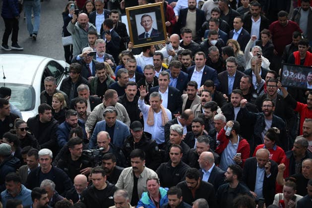 News Bilder des Tages After police entered the party headquarters building, main opposition CHP leader Ozgür Ozel (center, wears white shirt)left the premises and led a protest march toward Parliament.... Turkish riot police storm the headquarters of the main opposition Republican People™s Party (CHP) in Ankara, Türkiye, on May 24, 2025, firing tear gas and rubber bullets at party supporters and officials gathered outside the gates. Huge clouds of tear gas filled the premises as security forces moved in, bringing a violent end to an hours-long standoff between CHP members and the party™s newly court-appointed leadership. Tensions escalated after an appeals court on Thursday annulled the election of Özgür Özel as CHP chairperson, a position he had held s Copyright: DepoxPhotos 19108051