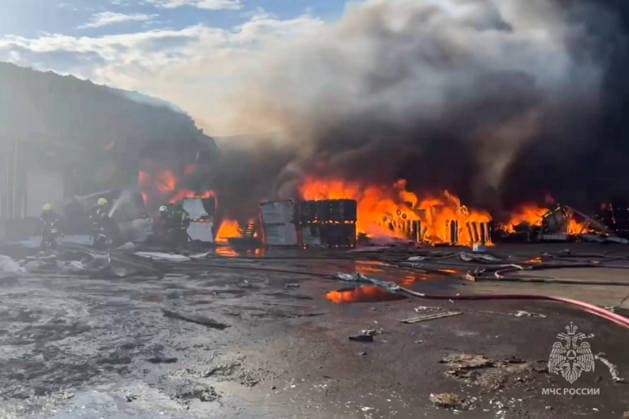 News Bilder des Tages RUSSIA, MOSCOW - MAY 24, 2026: This video screen grab shows firefighters battling a fire at the Topolyok Market. The fire covered an area of 1,50o sq meters. The fire crews contained the fire. Video grab. Best possible quality. Russian Emergencies Ministry TASS  92988066