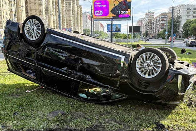 RUSSIA, MOSCOW - MAY 24, 2026: The scene of a road collision involving the car of football player Alexander Prudnikov, at the crossing of Michurinsky Prospekt Street and Lomonosovsky Prospekt Street Moscow Russia  - ZUMAt113 20260524_zaa_t113_286 Copyright: xIlyaxLazarevx