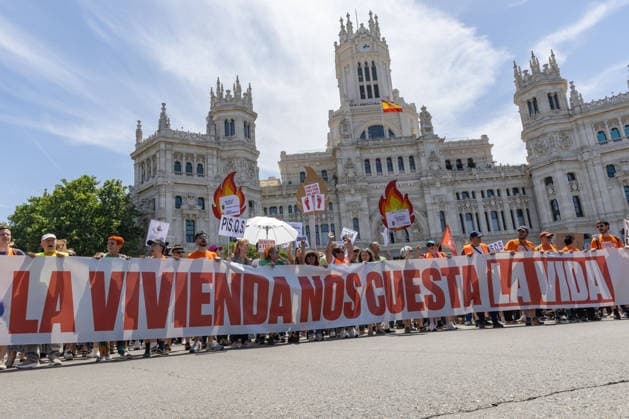 May 24, 2026, Madrid, Madrid, SPAIN: Thousands of citizens demonstrated in Madrid to demand measures against real estate speculation in Spain...The housing crisis has inflated the prices of homes for sale by nearly 120% in the last 10 years, while rents are rising by an average of 10% annually. Madrid SPAIN - ZUMAl221 20260524_zip_l221_039 Copyright: xIgnacioxLopezxIsasmendix