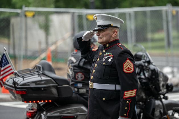 May 24, 2026, Washignton, Distirct Of Columbia, United States: A U.S. Marine salutes as motorcyclists pass during the Rolling to Remember memorial ride in Washington, D.C., during Memorial Day weekend. Washignton United States  - ZUMAk206 20260524_znp_k206_017 Copyright: xMattxKaminskyx