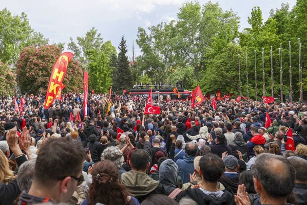 After police entered the party headquarters building, main opposition CHP leader Ozgür Ozel left the premises and led a protest march with thousand supporters toward Parliament, 24 May 2026, in Ankara, Turkiye.... Turkish riot police storm the headquarters of the main opposition Republican People™s Party (CHP) in Ankara, Türkiye, firing tear gas and rubber bullets at party supporters and officials gathered outside the gates. Huge clouds of tear gas filled the premises as security forces moved in, bringing a violent end to an hours-long standoff between CHP members and the party™s newly court-appointed leadership. Tensions escalated after an appeals court on Thursday annulled the election of Özgür Özel as CHP chairperson, a positio 19108162