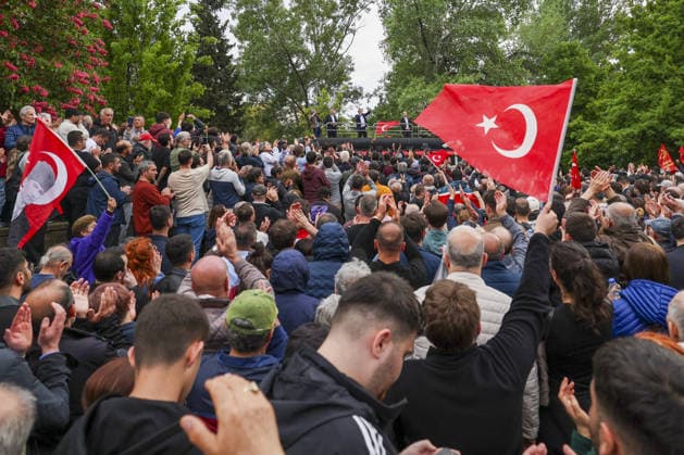 After police entered the party headquarters building, main opposition CHP leader Ozgür Ozel (center, wears white shirt) left the premises and led a protest march with thousand supporters toward Parliament, 24 May 2026, in Ankara, Turkiye.... Turkish riot police storm the headquarters of the main opposition Republican People™s Party (CHP) in Ankara, Türkiye, firing tear gas and rubber bullets at party supporters and officials gathered outside the gates. Huge clouds of tear gas filled the premises as security forces moved in, bringing a violent end to an hours-long standoff between CHP members and the party™s newly court-appointed leadership. Tensions escalated after an appeals court on Thursday annulled the election of Özgür Özel a 19108171