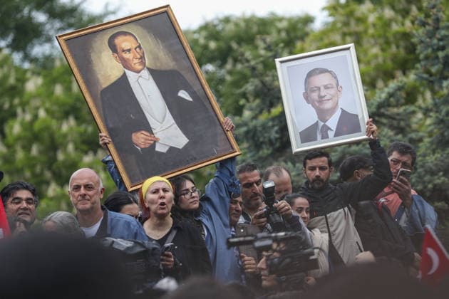 After police entered the party headquarters building, main opposition CHP leader Ozgür Ozel (not shown picture) left the premises and led a protest march with thousand supporters toward Parliament, 24 May 2026, in Ankara, Turkiye.... Turkish riot police storm the headquarters of the main opposition Republican People™s Party (CHP) in Ankara, Türkiye, firing tear gas and rubber bullets at party supporters and officials gathered outside the gates. Huge clouds of tear gas filled the premises as security forces moved in, bringing a violent end to an hours-long standoff between CHP members and the party™s newly court-appointed leadership. Tensions escalated after an appeals court on Thursday annulled the election of Özgür Özel as CHP ch 19108181