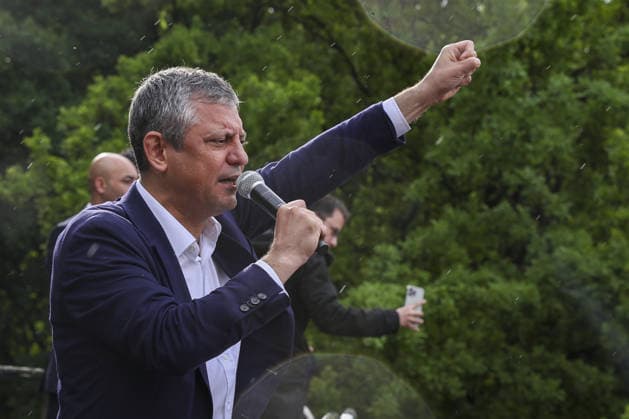 After police entered the party headquarters building, main opposition CHP leader Ozgür Ozel left the premises and led a protest march with thousand supporters toward Parliament, 24 May 2026, in Ankara, Turkiye.... Turkish riot police storm the headquarters of the main opposition Republican People™s Party (CHP) in Ankara, Türkiye, firing tear gas and rubber bullets at party supporters and officials gathered outside the gates. Huge clouds of tear gas filled the premises as security forces moved in, bringing a violent end to an hours-long standoff between CHP members and the party™s newly court-appointed leadership. Tensions escalated after an appeals court on Thursday annulled the election of Özgür Özel as CHP chairperson, a positio 19108194