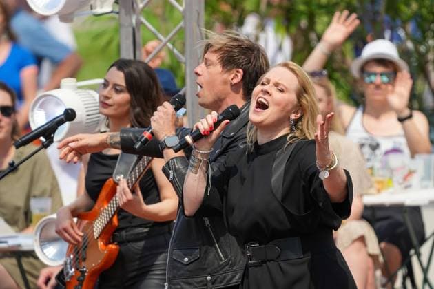 ZDF-Fernsehgarten 2026. Dark Tenor feat. Sängerin Patricia Kelly im ZDF Fernsehgarten Koch Battle am 24.05.2026 in Mainz. Mainz ZDF Fernsehgarten Rheinland-Pfalz *** ZDF Fernsehgarten 2026 Dark Tenor feat singer Patricia Kelly in the ZDF Fernsehgarten Koch Battle on 24 05 2026 in Mainz Mainz ZDF Fernsehgarten Rheinland Pfalz