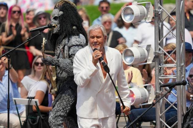 ZDF-Fernsehgarten 2026. Johnny Logan feat. Lordi im ZDF Fernsehgarten Koch Battle am 24.05.2026 in Mainz. Mainz ZDF Fernsehgarten Rheinland-Pfalz *** ZDF Fernsehgarten 2026 Johnny Logan feat Lordi at ZDF Fernsehgarten Koch Battle on 24 05 2026 in Mainz Mainz ZDF Fernsehgarten Rheinland Pfalz