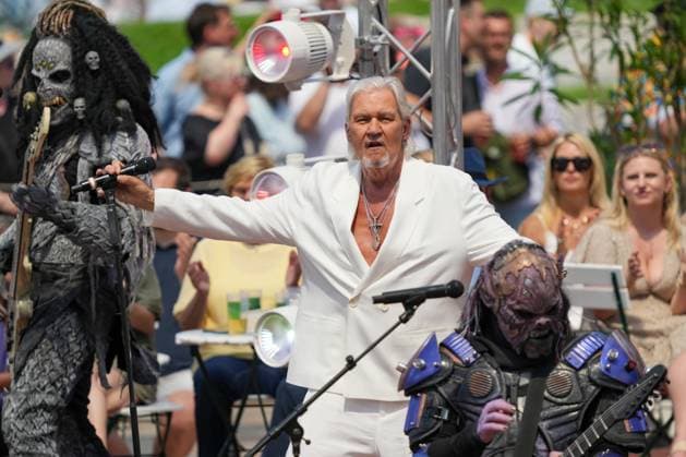 ZDF-Fernsehgarten 2026. Johnny Logan feat. Lordi im ZDF Fernsehgarten Koch Battle am 24.05.2026 in Mainz. Mainz ZDF Fernsehgarten Rheinland-Pfalz *** ZDF Fernsehgarten 2026 Johnny Logan feat Lordi at ZDF Fernsehgarten Koch Battle on 24 05 2026 in Mainz Mainz ZDF Fernsehgarten Rheinland Pfalz