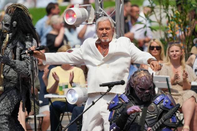 ZDF-Fernsehgarten 2026. Johnny Logan feat. Lordi im ZDF Fernsehgarten Koch Battle am 24.05.2026 in Mainz. Mainz ZDF Fernsehgarten Rheinland-Pfalz *** ZDF Fernsehgarten 2026 Johnny Logan feat Lordi at ZDF Fernsehgarten Koch Battle on 24 05 2026 in Mainz Mainz ZDF Fernsehgarten Rheinland Pfalz