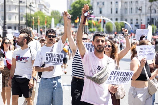 May 24, 2026, Madrid, Madrid, SPAIN: Thousands of citizens demonstrated in Madrid to demand measures against real estate speculation in Spain...The housing crisis has inflated the prices of homes for sale by nearly 120% in the last 10 years, while rents are rising by an average of 10% annually. Madrid SPAIN  - ZUMAl221 20260524_zip_l221_046 Copyright: xIgnacioxLopezxIsasmendix
