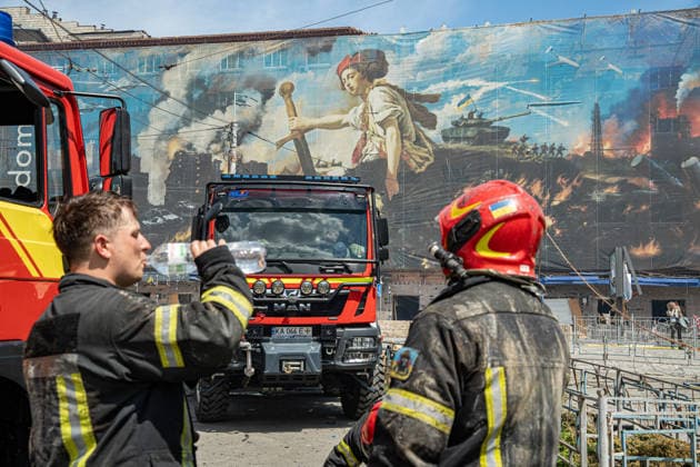 Ukraine Kyiv Shopping Centre Strike Aftermath Ukrainian firefighters work at the site of a heavily damaged shopping centre in Kyiv, Ukraine, on May 24, 2026, after Russian strikes. A large-scale Russian missile and drone attack hit Kyiv early on May 24 in what Moscow said was retaliation for strikes in Russian-occupied eastern Ukraine, with at least two people killed and more than 77 injured, including children. Kyiv Kyiv Ukraine Copyright: xOrixAviramx