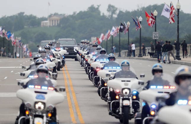 May 24, 2026, Washington, District Of Columbia, USA: Police motorcycles lead participants over the Arlington Memorial Bridge during the Rolling to Remember ride on Memorial Day weekend in Washington, DC, USA, on May 24, 2026. The Rolling to Remember tradition has been active for 38 years, honouring fallen service members, prisoners of war, and those still missing in action during Memorial Day weekend. Washington USA - ZUMAs337 20260524_znp_s337_001 Copyright: xGentxShkullakux