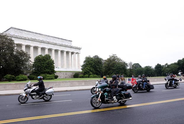 May 24, 2026, Washington, District Of Columbia, USA: Motorcyclists ride past the Lincoln Memorial during the Rolling to Remember ride on Memorial Day weekend in Washington, DC, USA, on May 24, 2026. The Rolling to Remember tradition has been active for 38 years, honouring fallen service members, prisoners of war, and those still missing in action during Memorial Day weekend. Washington USA  - ZUMAs337 20260524_znp_s337_017 Copyright: xGentxShkullakux