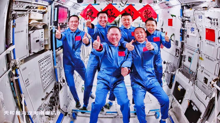 (260525) -- BEIJING, May 25, 2026 -- This image captured at Beijing Aerospace Control Center on May 25, 2026 shows a group picture of the crew of Shenzhou-21 and Shenzhou-23 spaceships. The three astronauts aboard China s Shenzhou-23 spaceship have entered the Tiangong space station and met with another astronaut trio on Monday, starting a new round of in-orbit crew handover. ? ?The Shenzhou-21 crew aboard Tiangong opened the hatch at 5:13 a.m. (Beijing Time) and welcomed the new arrivals, according to the China Manned Space Agency (CMSA). ? ?The two crews then took group pictures for the eighth space get-together in China s aerospace history. ? ?They will conduct handover work aboard the space station, the CMSA said.? ) FOCUS Shenzhou 