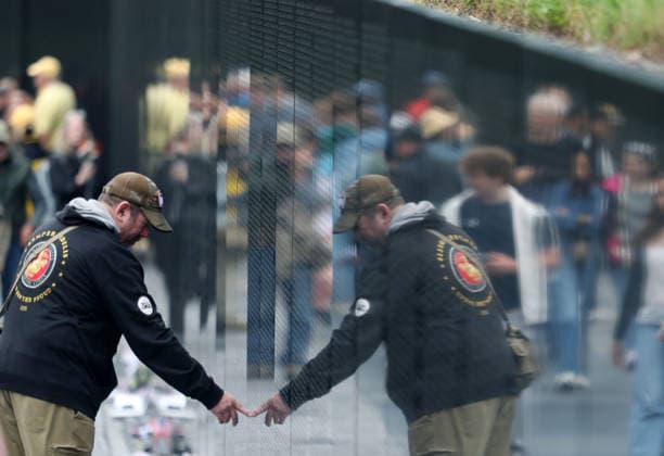 May 24, 2026, Washington, District Of Columbia, USA: Visitors try to find the names of their relatives at the Vietnam Veterans Memorial following the Rolling to Remember ride over Memorial Day weekend in Washington, DC, USA, on May 24, 2026. The Rolling to Remember tradition has been active for 38 years, honouring fallen service members, prisoners of war, and those still missing in action during Memorial Day weekend. Washington USA  - ZUMAs337 20260524_znp_s337_042 Copyright: xGentxShkullakux