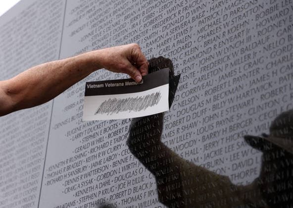 May 24, 2026, Washington, District Of Columbia, USA: A volunteer sketches in the name of a fallen service member at the Vietnam Veterans Memorial following the Rolling to Remember ride over Memorial Day weekend in Washington, DC, USA, on May 24, 2026. The Rolling to Remember tradition has been active for 38 years, honouring fallen service members, prisoners of war, and those still missing in action during Memorial Day weekend. Washington USA  - ZUMAs337 20260524_znp_s337_051 Copyright: xGentxShkullakux