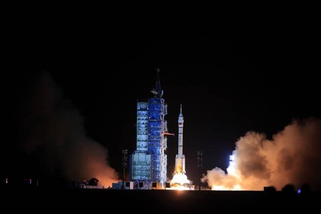 JIUQUAN, CHINA - MAY 24: A Long March-2F rocket carrying the Shenzhou-23 spacecraft with three Chinese astronauts on board blasts off from the Jiuquan Satellite Launch Center on May 24, 2026 in Jiuquan, Gansu Province of China. About 10 minutes later, the spacecraft successfully separated from the rocket and entered its designated orbit.  Copyright: xVCGx 111643929493