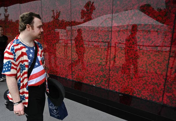 Poppy Wall honors service members with 600,000 poppies in Washington, DC A Memorial Day installation displays 600,000 poppies, each symbolizing a US service member killed in combat since World War One, on May 24, 206 in Washington, DC. Photo by Olivier Douliery ABACAPRESS.COM Washington DC United States  Copyright: xDoulieryxOlivier ABACAx