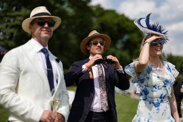 2026.05.25, Fashion-Renntag auf der Galopprennbahn Berlin Hoppegarten - Schauspieler Tom Schilling feuert die Pferde an Berlin Deutschland *** 2026 05 25, Fashion race day at the Berlin Hoppegarten racecourse Actor Tom Schilling cheers on the horses Berlin Germany